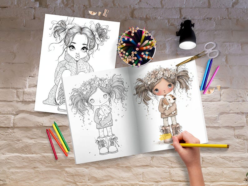 Peut inclure: Un livre de coloriage pr&eacute;sentant des illustrations au trait d'une fille avec des couettes tenant un chiot, &agrave; c&ocirc;t&eacute; d'une page s&eacute;par&eacute;e montrant une fille en pull. La sc&egrave;ne comprend un pot de crayons de couleur, des crayons, des ciseaux et un crayon jaune.