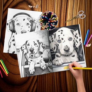 Op de afbeelding: Drie zwart-wit illustraties van dalmati&euml;r-honden op kleurplaten. De hond op de bovenste afbeelding draagt ​​hoofdtelefoon. De hond op de onderste linker afbeelding kijkt uit een autoruit. De hond op de onderste rechter afbeelding kijkt naar de camera. Een hand houdt een geel potlood boven de onderste rechter afbeelding.