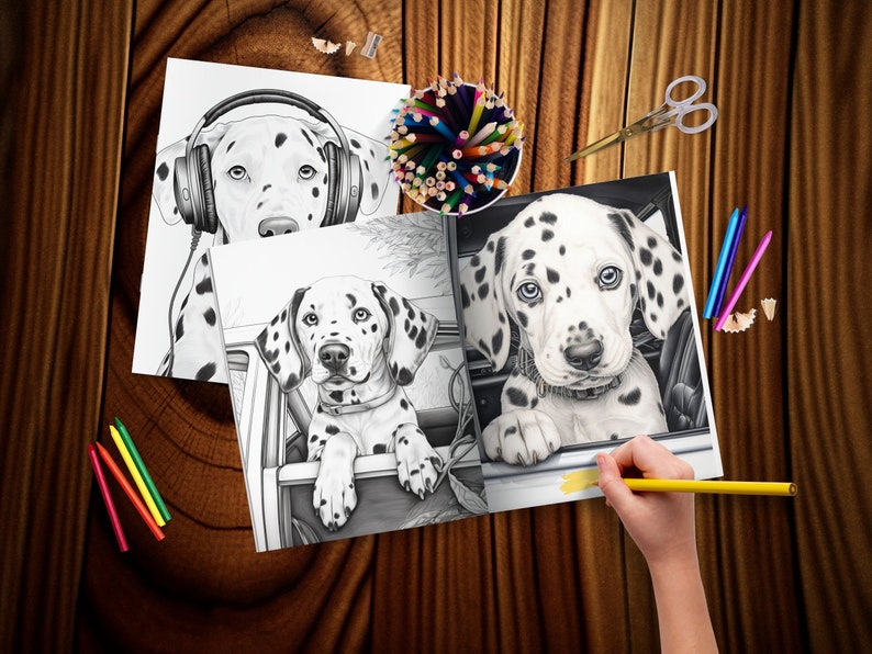 Op de afbeelding: Drie zwart-wit illustraties van dalmati&euml;r-honden op kleurplaten. De hond op de bovenste afbeelding draagt ​​hoofdtelefoon. De hond op de onderste linker afbeelding kijkt uit een autoruit. De hond op de onderste rechter afbeelding kijkt naar de camera. Een hand houdt een geel potlood boven de onderste rechter afbeelding.