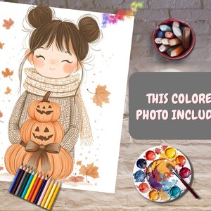 Op de afbeelding: Illustratie van een lachend meisje met twee knotjes, gekleed in een trui en sjaal, met een stapel pompoenen. Herfstbladeren en kleurpotloden zijn verspreid rond de afbeelding. De tekst "THIS COLORED PHOTO INCLUDED" wordt weergegeven.