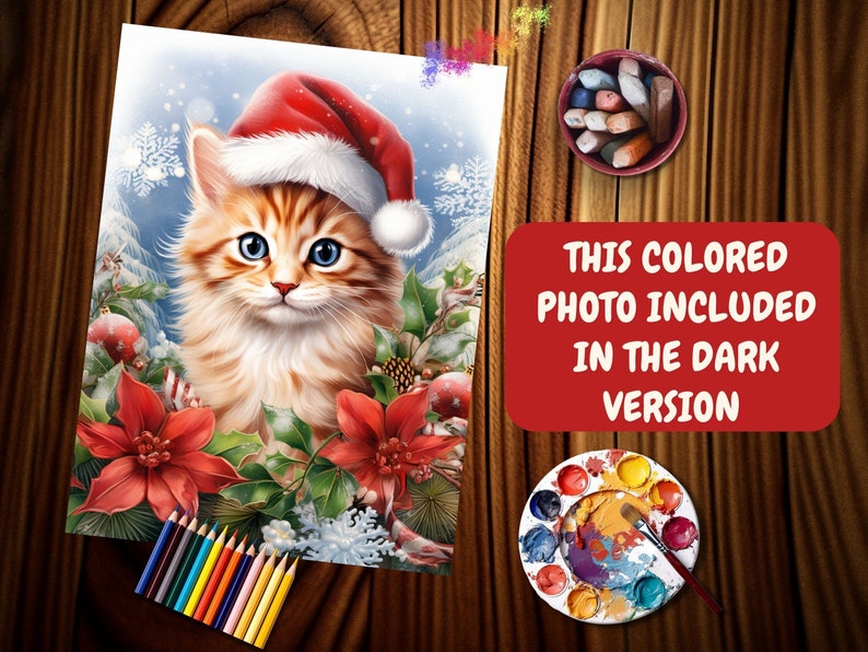 Puede incluir: Un lindo gatito tabby naranja con un gorro de Pap&aacute; Noel rojo, rodeado de flores de poinsettia rojas y hojas verdes. El gatito mira al espectador con grandes ojos azules. El fondo es una escena de invierno nevada.