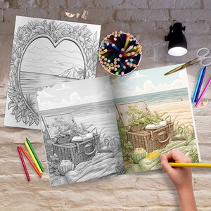 Op de afbeelding: Een open kleurboek met een zwart-witte illustratie van een picknickmand op een strand. Het boek is open op een pagina met een gekleurde illustratie van dezelfde sc&egrave;ne. Een hand houdt een geel potlood vast en kleurt de illustratie.
