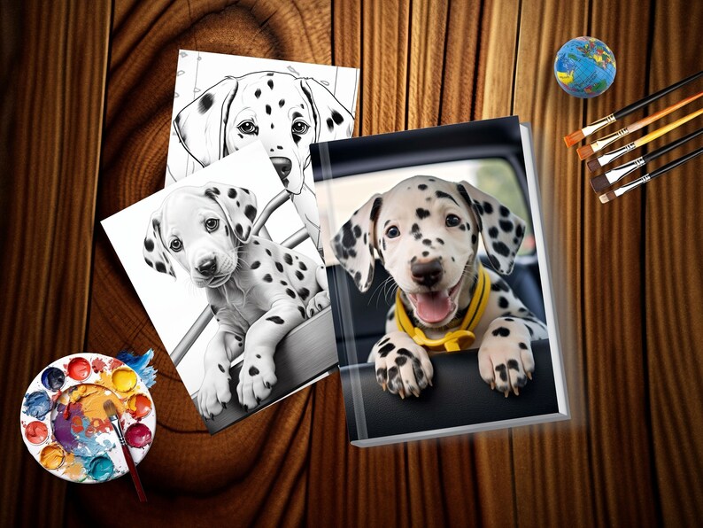 Op de afbeelding: Een zwart-witte Dalmati&euml;r puppy met een gele halsband kijkt uit het raam van een auto. De puppy zit op de achterbank van een auto. De puppy kijkt naar de camera. De puppy glimlacht.