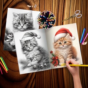 Puede incluir: Un libro de colorear abierto con dos ilustraciones de gatitos. Un gatito lleva un gorro de Pap&aacute; Noel y el otro no. Ambos gatitos est&aacute;n dibujados en un estilo realista. El libro est&aacute; abierto en una p&aacute;gina con el gatito que lleva el gorro de Pap&aacute; Noel. Una mano sostiene un l&aacute;piz amarillo sobre la p&aacute;gina.