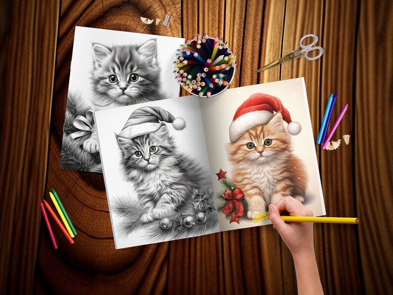 Puede incluir: Un libro de colorear abierto con dos ilustraciones de gatitos. Un gatito lleva un gorro de Pap&aacute; Noel y el otro no. Ambos gatitos est&aacute;n dibujados en un estilo realista. El libro est&aacute; abierto en una p&aacute;gina con el gatito que lleva el gorro de Pap&aacute; Noel. Una mano sostiene un l&aacute;piz amarillo sobre la p&aacute;gina.