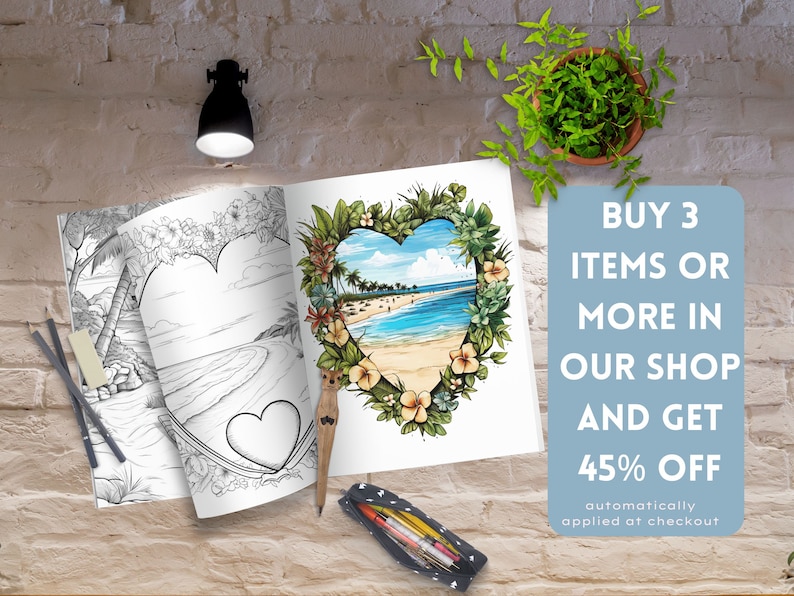 Op de afbeelding: Een zwart-witte kleurplaat met een hartvormig frame rond een strandscene. De sc&egrave;ne bevat palmbomen, een strand en oceaan golven. De tekst "KOOP 3 ARTIKELEN OF MEER IN ONZE WINKEL EN KRIJG 45% KORTING automatisch toegepast bij het afrekenen" is zichtbaar in de rechterbenedenhoek van de afbeelding.