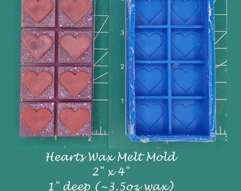 Op de afbeelding: Een blauwe siliconen mal voor het maken van hartvormige wax melts. De mal is 5 cm bij 10 cm en heeft 8 hartvormige holtes. De mal wordt getoond met een afgewerkt product van 8 hartvormige wax melts.
