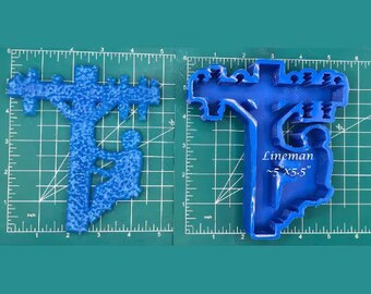 Puede incluir: Molde de plástico azul para hacer un adorno para pasteles o una decoración. El molde tiene la forma de un lineman escalando un poste de utilidad. El molde mide 5,5 pulgadas por 5,5 pulgadas.