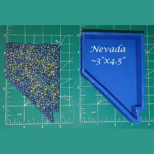 Può includere: Stampo in silicone blu a forma dello stato del Nevada. Lo stampo è su una superficie verde a griglia. Lo stampo è etichettato "Nevada ~3"x4.5""