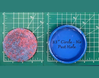Op de afbeelding: Een blauwe ronde siliconen mal van 3,5 inch voor hars ambachten. De mal ligt op een groene snijmat. De tekst "3,5" Circle - No Post Hole" staat op de mal.