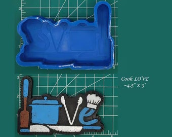 Puede incluir: Molde de silicona azul para hacer un letrero decorativo que dice "Cook Love" con utensilios de cocina. El molde mide 4,5 pulgadas por 3 pulgadas.