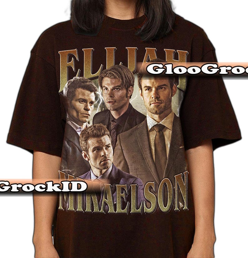 K&ouml;nnte beinhalten: Braunes T-Shirt mit einem Retro-Design, das vier M&auml;nner und den Text "ELIJAH MIKAELSON" in Gold zeigt. Die Grafik hat ein abgenutztes, gealtertes Aussehen.