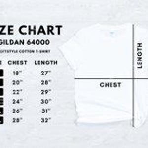 Może przedstawiać: Tabela rozmiar&oacute;w dla bawełnianych koszulek Softstyle Gildan 64000. Tabela pokazuje rozmiary od S do 3XL z odpowiadającymi im wymiarami klatki piersiowej i długości w calach.