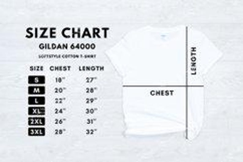 Może przedstawiać: Tabela rozmiar&oacute;w dla bawełnianych koszulek Softstyle Gildan 64000. Tabela pokazuje rozmiary od S do 3XL z odpowiadającymi im wymiarami klatki piersiowej i długości w calach.