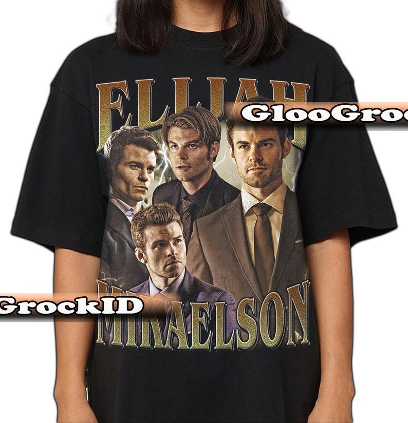 K&ouml;nnte beinhalten: Schwarzes T-Shirt mit einem Vintage-Design, das vier M&auml;nner und den Text "Elijah Mikaelson" in Gold zeigt. Die Grafik enth&auml;lt Portr&auml;ts der M&auml;nner in Anz&uuml;gen und Jacken.