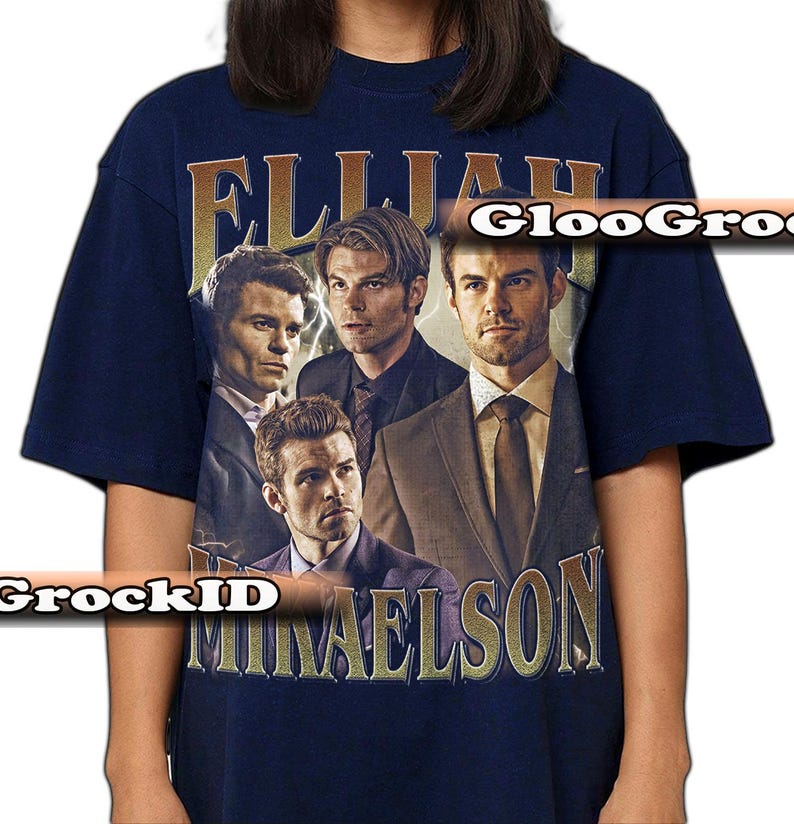K&ouml;nnte beinhalten: Marineblaues T-Shirt mit einem Vintage-Design, das vier M&auml;nner und den goldenen Text "ELIJAH MIKAELSON" zeigt. Das Rundhals-T-Shirt ist wahrscheinlich aus Baumwolle. Das Design hat ein abgenutztes, gealtertes Aussehen.