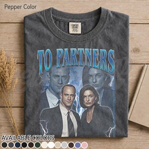 Benson och Stabler Law and Order SVU Partners Tee – Olivia Benson & Elliot Stabler T-shirt – Kriminaldrama TV-merchandise – Present till fan FD