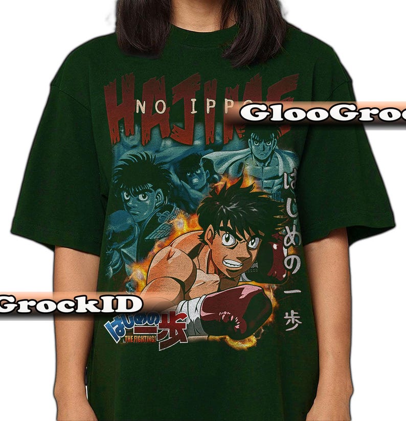 Op de afbeelding: Een donkergroen t-shirt met korte mouwen en een grafische print van anime-personages uit Hajime no Ippo. Het ontwerp bevat de tekst Hajime no Ippo in het rood en Japanse karakters, met een centrale figuur die rode bokshandschoenen draagt.