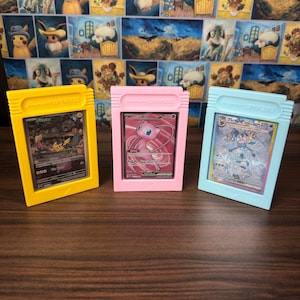 Op Gameboy Cartridge Geïnspireerde Toploader Standaard | 3D-geprinte ruilkaartweergave | Pokémon-kaarthouder | Toploader-display in retro-gameboystijl |