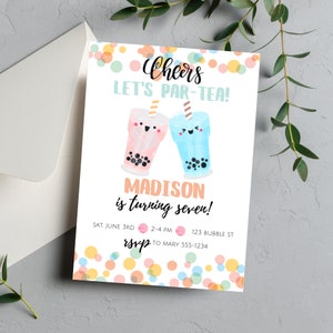 Puede incluir: Una invitación a una fiesta de cumpleaños con un tema de té de burbujas colorido. La invitación presenta dos tazas de té de burbujas de dibujos animados con caras sonrientes y dice "Cheers Let's Par-Tea!" y "¡Madison cumple siete años!" La invitación también incluye la fecha, la hora y la ubicación de la fiesta, así como un contacto para RSVP.