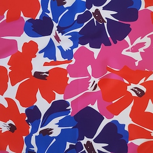 Foulard en satin à fleurs 48 x 48 cm / Bandana carré en satin avec motifs audacieux rouge, bleu, rose / Accessoire de mode pour femme / Foulard léger