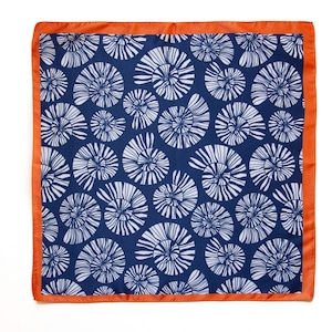 Spiraltryckt satinbandana: Marinblå, orange kant, modern huvudduk