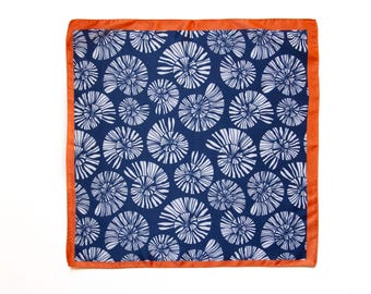 Satijnen bandana met spiraalprint: marineblauw, oranje rand, moderne hoofddoek