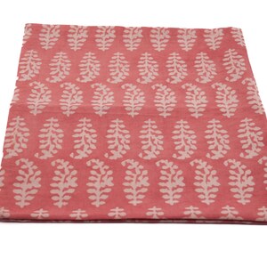 Puede incluir: Una tela rosa con un patr&oacute;n floral blanco. La tela tiene un tacto suave y texturado, ideal para proyectos de manualidades.