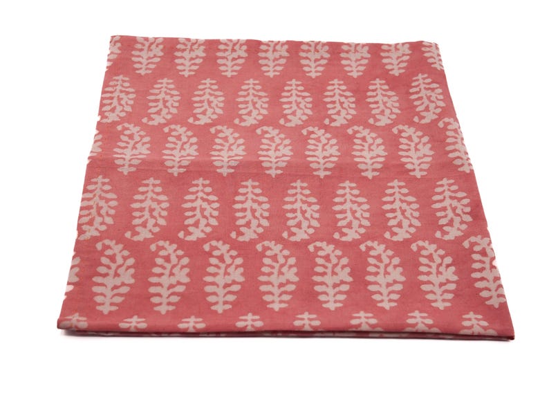 Puede incluir: Una tela rosa con un patr&oacute;n floral blanco. La tela tiene un tacto suave y texturado, ideal para proyectos de manualidades.