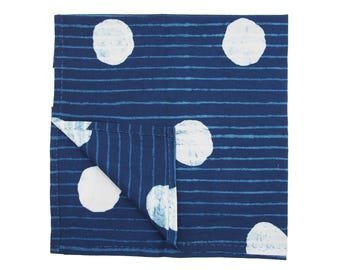 Pañuelo de algodón con rayas de lunares índigo: bufanda con estampado de bloques de inspiración japonesa.