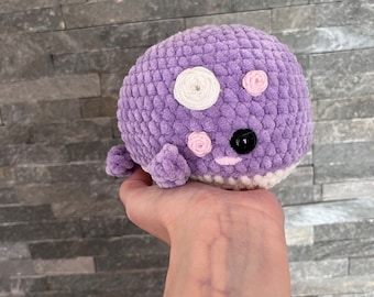 Baleine mignonne en peluche. Amigurumi au crochet fait main