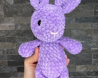 Lapin mignon en peluche. Amigurumi au crochet fait main