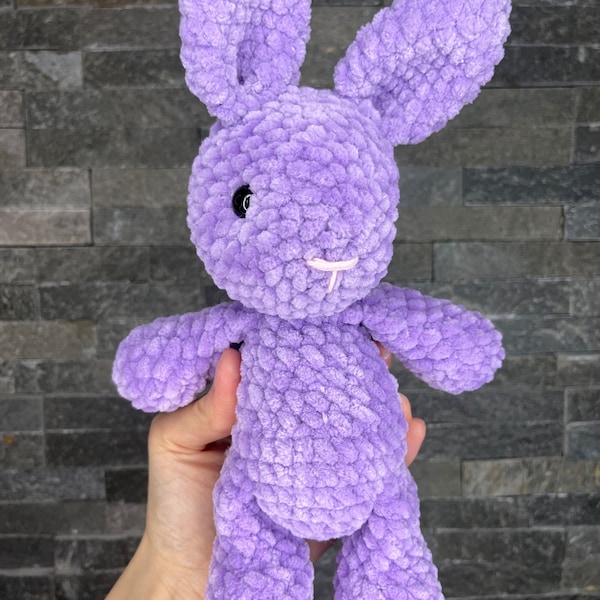 Lapin mignon en peluche. Amigurumi au crochet fait main