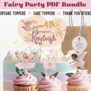 Op de afbeelding: Een feeënpakket voor een feestje met cupcake-toppers, caketoppers en bedankstickers. De afbeelding toont een taart en cupcakes versierd met feeën- en vlindertoppers. De taarttopper zegt "Happy 4th Birthday! Kayleigh".