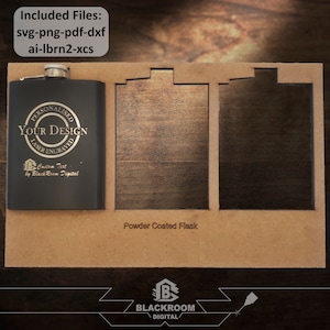 Op de afbeelding: Een zwarte, gepoedercoate fles met een gouden ontwerp waarop "Gepersonaliseerd Uw Ontwerp Lasergegraveerd" en "Aangepaste tekst door Black Room Digital" staat. De fles staat in een uitsparing van een houten plank.
