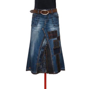 Gonna midi in denim Y2K riciclato, gonna asimmetrica a vita bassa con patchwork, pezzo unico.