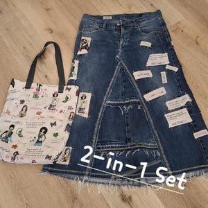 Könnte beinhalten: Ein Denim-Rock- und Tragetaschen-Set. Der Rock ist aus dunkelblauem Denim mit Aufnähern und einem ausgefransten Saum. Die Tragetasche ist weiß mit schwarzem Henkel und einem Aufdruck von Frauen und Blumen. Der Text "2-in-1 Set" ist sichtbar.
