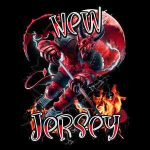 Könnte beinhalten: Ein roter Teufel-Eishockeyspieler mit Hörnern und einem Schläger vor einem roten Mond und Flammen. Der Text "NEW JERSEY" befindet sich unter dem Spieler.