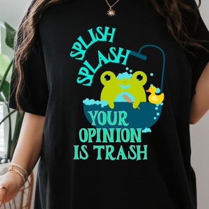 Splish Splash FROG png、Your Opinion is Trash png、面白いカエル好きのデジタル png、大人向けユーモア png、皮肉な png、かわいいカエルのデジタル ダウンロード。
