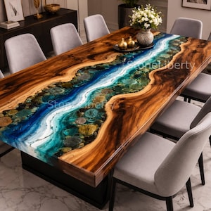 Könnte beinhalten: Ein großer Esstisch aus Holz mit einem flussartigen Design aus blauem und grünem Epoxidharz. Der Tisch hat ein dunkles Gestell und ist von grauen Stühlen umgeben. Der Text "Stone Liberty" ist auf dem Tisch zu sehen.