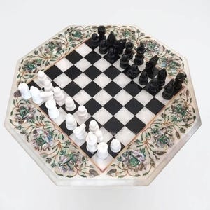 Weißer Marmor Schachspiel Brett mit Schwarz-Weiß-Steinstücken Halbedelstein-Einlegearbeit mit feiner Einlegearbeit Spielzimmerdekor Erwachsene Geschenk für Papa