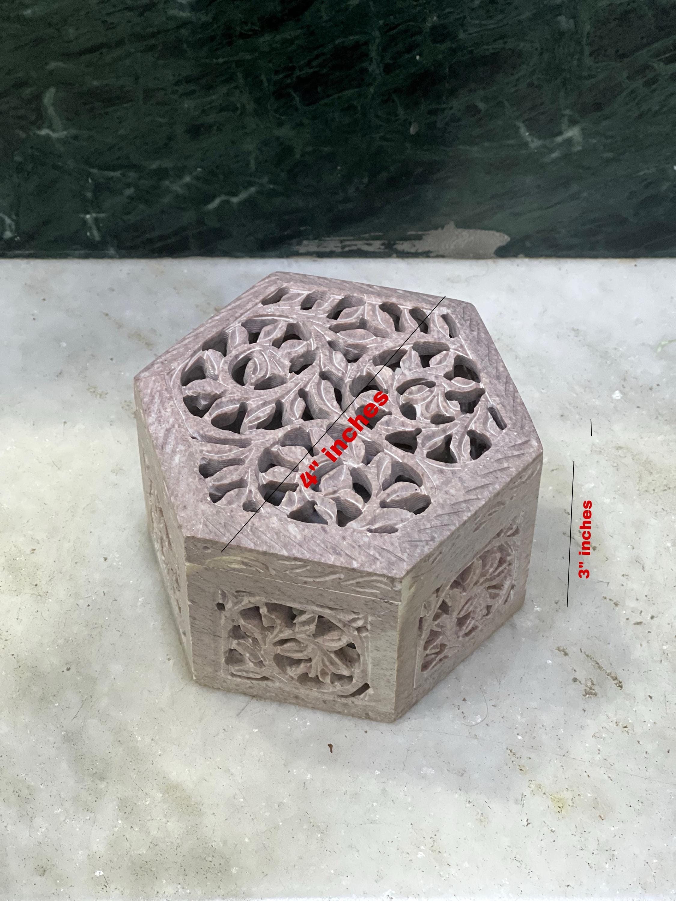 Portagioie In Pietra Ollare Intagliato A Mano - Scatola Rettangolare Con Coperchio - 10,2x10,2x6,3 Cm - Fatto In India - Regalo Artigianale Unico
