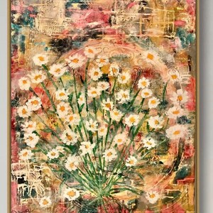 以下が含まれることがあります： 黄色い中心と緑の茎を持つ白いデイジーの花束を描いた抽象的な花の絵。背景は、ピンク、ゴールド、ティールの色合いを持つテクスチャ加工されたマルチカラーのデザインで、金色の木製フレームに額装されています。