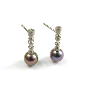 Ear studs -Shape- in white gold with Tahitian pearls, green diamond and ruby
