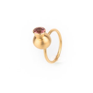 Ring -Jarra de Aqua- in yellow gold with pink tourmaline