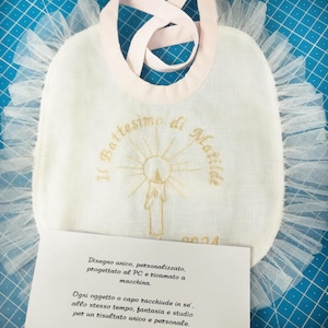 Customizable embroidered bib with name, anniversary, and date. Perfect for a birth, baptism, or 1st birthday. Handmade in Italy.