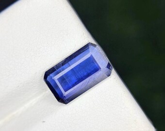 Kamień szlachetny kyanit niebieski szlifowany, szlif szmaragdowy, fasetowany, o czystym kształcie pętli, 6,5 x 11 mm.