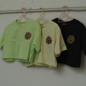 EGENDESIGNAD!! Unik överdimensionerad bomulls-croptop med solrosbroderi i limegrönt, gult och mörkgrått