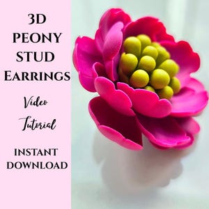 Puede incluir: Primer plano de un pendiente de botón de peonía 3D en rosa vibrante con un grupo de estambres amarillos. La imagen incluye el texto "3D Peony Stud Earrings Video Tutorial Instant Download."