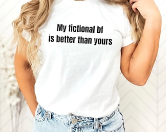 Min fiktiva pojkvän är bättre än din T-shirt - BookTok Humor Tee - Bokälskare Gåva - Romantik Läsare T-shirt.